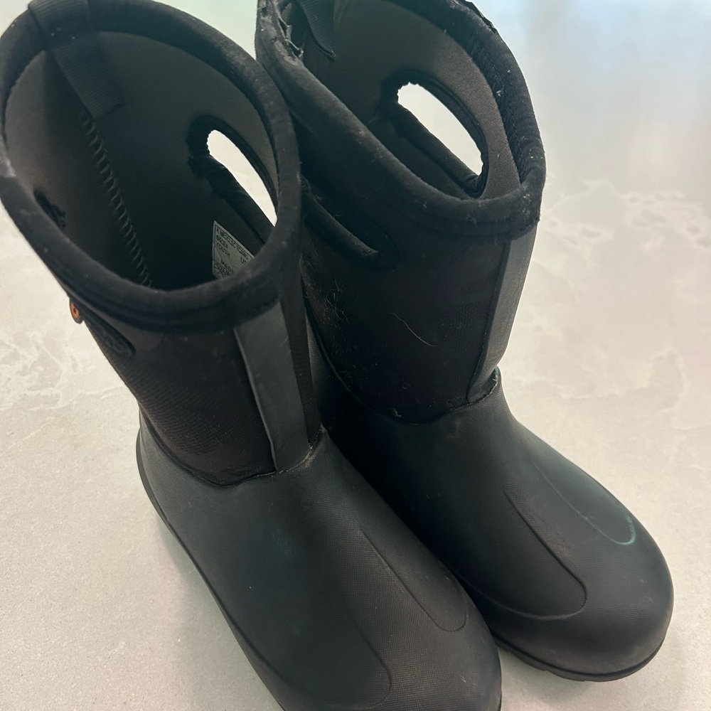 Kids Black Camo Winter Bogs Size 2